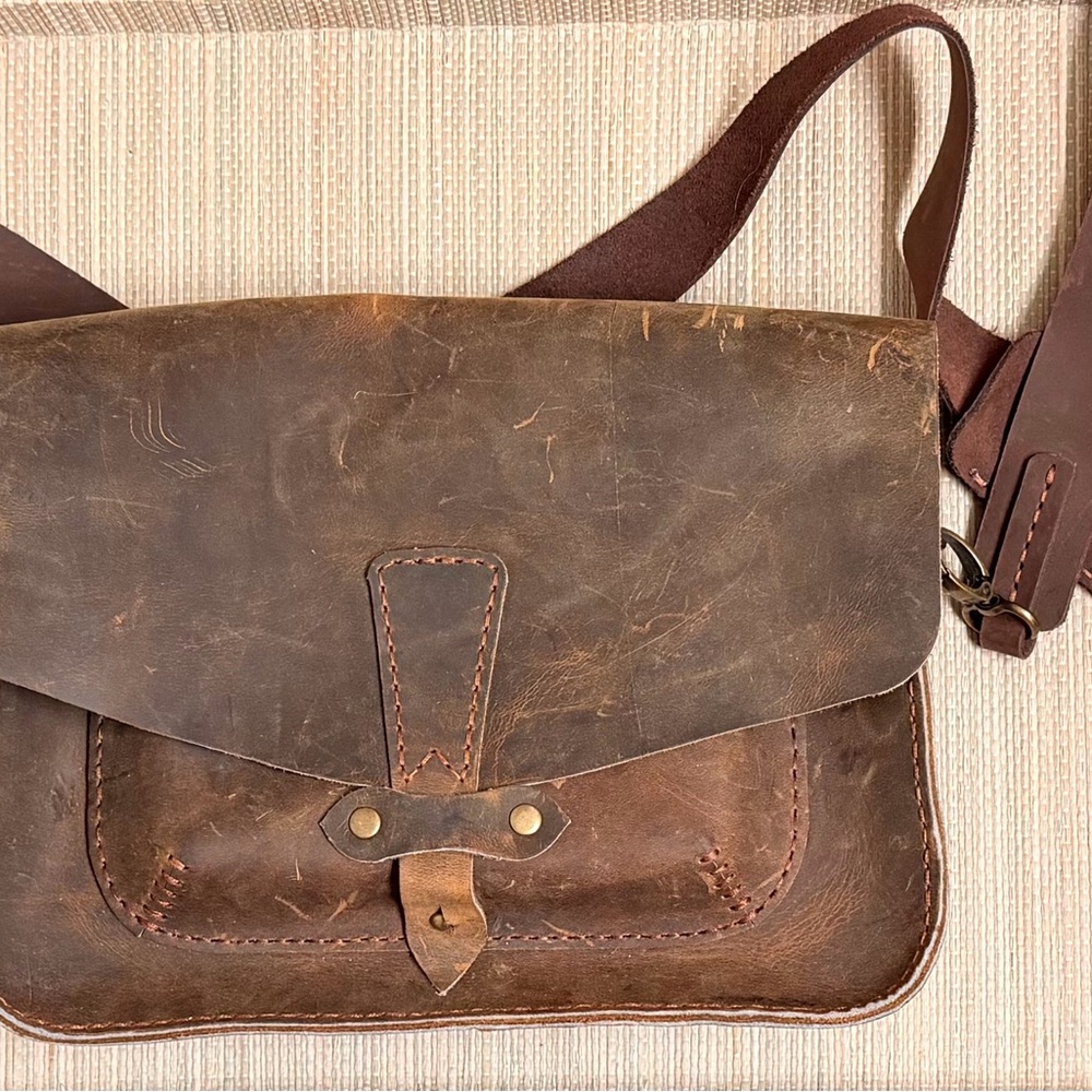 Handcrafted Leather Messenger Style Leather Crossbody Purse